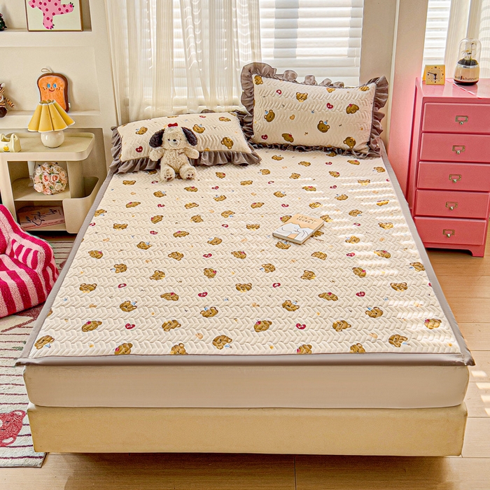 91家纺网 家纺一手货源 找家纺 纽缦家纺2025新款云感提花双层纱夹棉床垫 奇妙小熊米