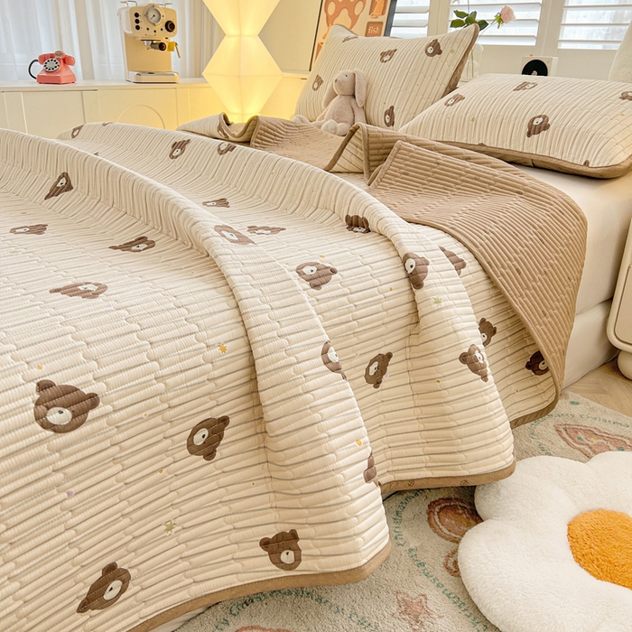 91家纺网 家纺一手货源 找家纺 雅萱家纺  2025新款双面全棉印花床盖三件套 饼干熊