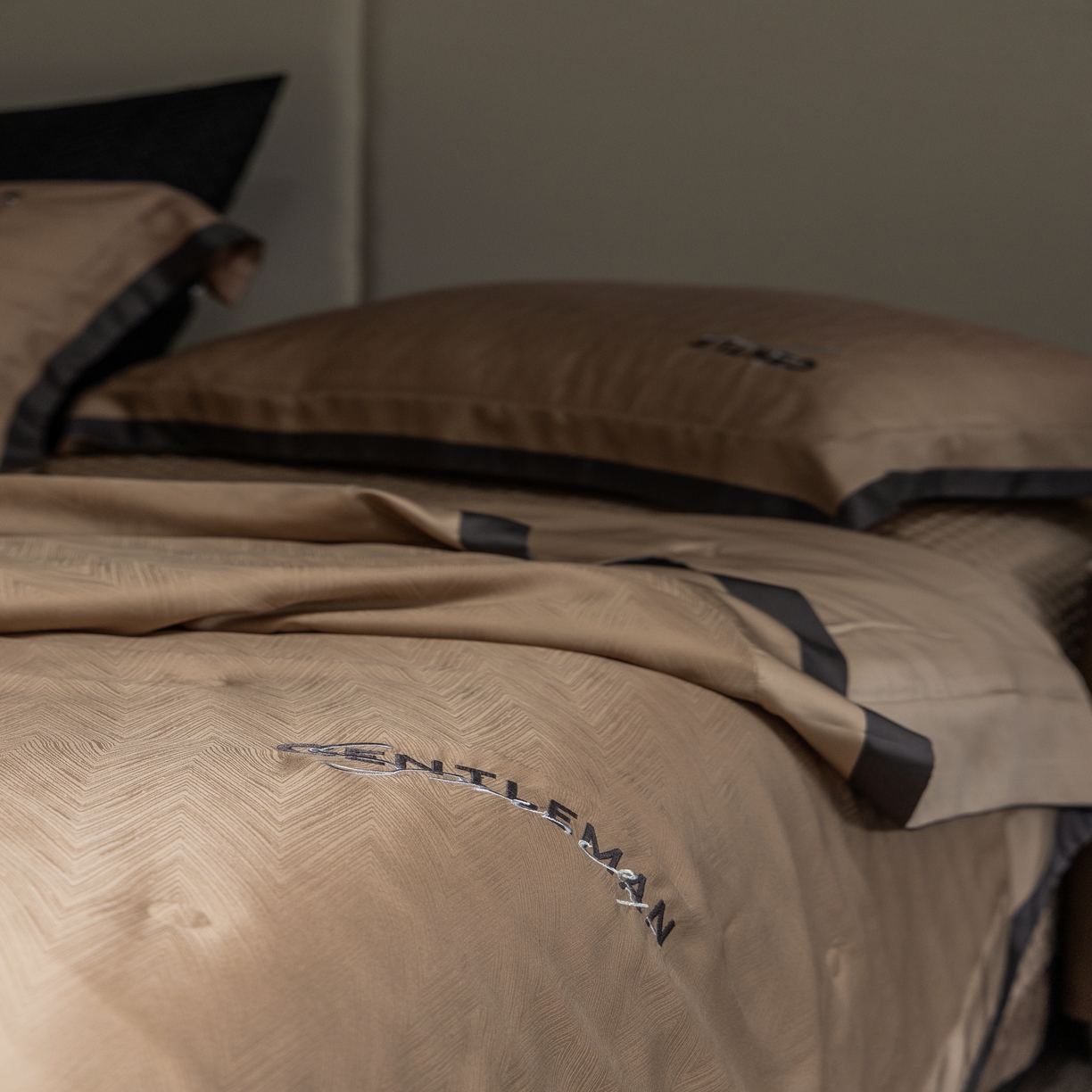 91家纺网 家纺一手货源 找家纺 时亿家居  2025新款80天丝提花床盖款夏被四件套 -晓雅系列 晓雅咖