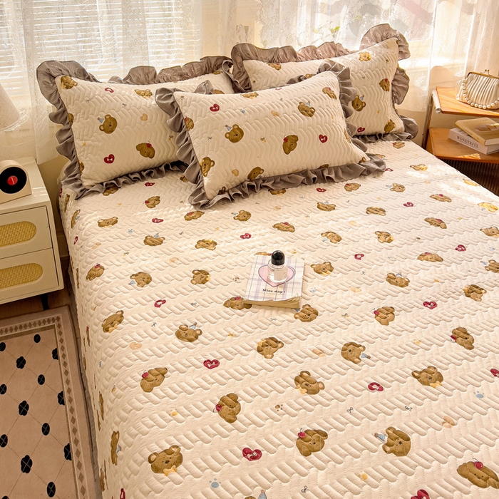 91家纺网 家纺一手货源 找家纺 2025云感提花双层纱加厚夹棉绗缝床盖 奇妙小熊米