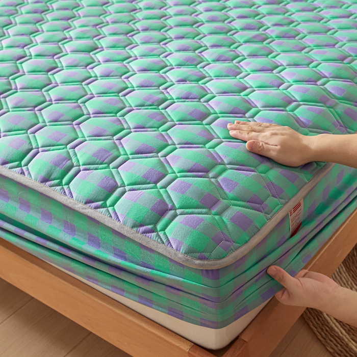 91家纺网 家纺一手货源 找家纺 雪云美2025新款A类全棉色织水洗棉夹棉床笠大豆床罩床垫保护套可定制 绿紫格