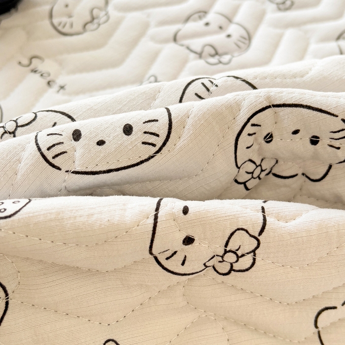 91家纺网 家纺一手货源 找家纺 2025云感提花双层纱加厚夹棉绗缝床盖 猫咪恋人