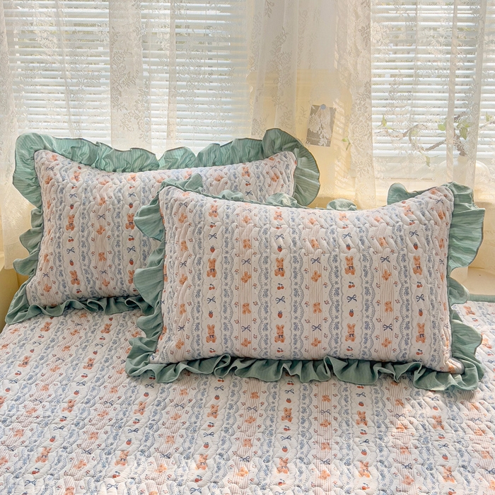 91家纺网 家纺一手货源 找家纺 2025云感提花双层纱加厚夹棉绗缝床盖 他和她的兔