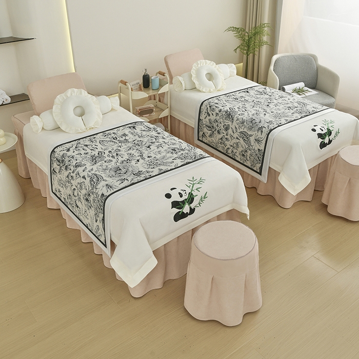 91家纺网 家纺一手货源 找家纺 不打烊家纺 2025新款贡缎绣花熊猫系列美容床罩 米白色拼卡其色