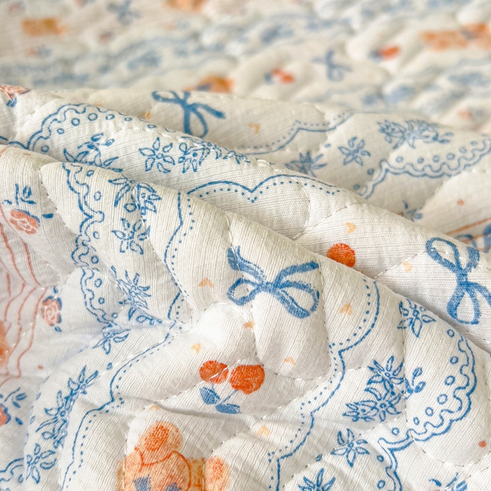 91家纺网 家纺一手货源 找家纺 2025云感提花双层纱加厚夹棉绗缝床盖 他和她的兔