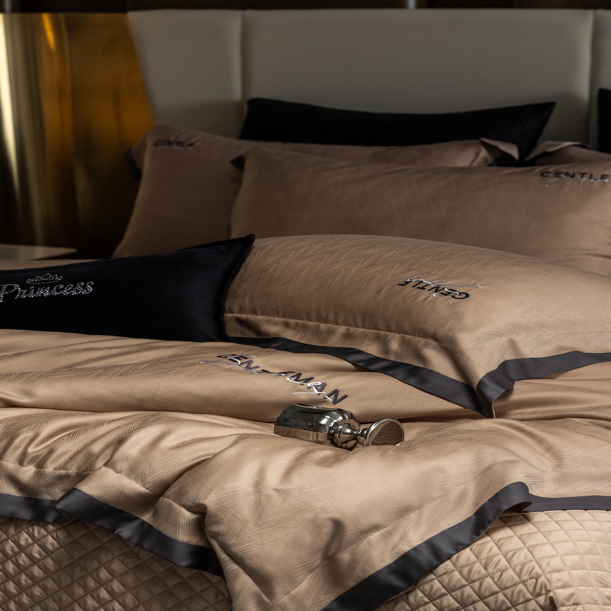 91家纺网 家纺一手货源 找家纺 时亿家居 2025新款80天丝提花床盖款四件套-晓雅系列 晓雅 咖