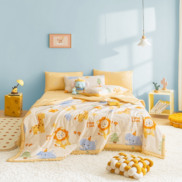 91家纺网 家纺一手货源 找家纺 暖阳 【同款地板价】2025年新款全棉印花棉花夏被四件套被子被芯 狮子乐园