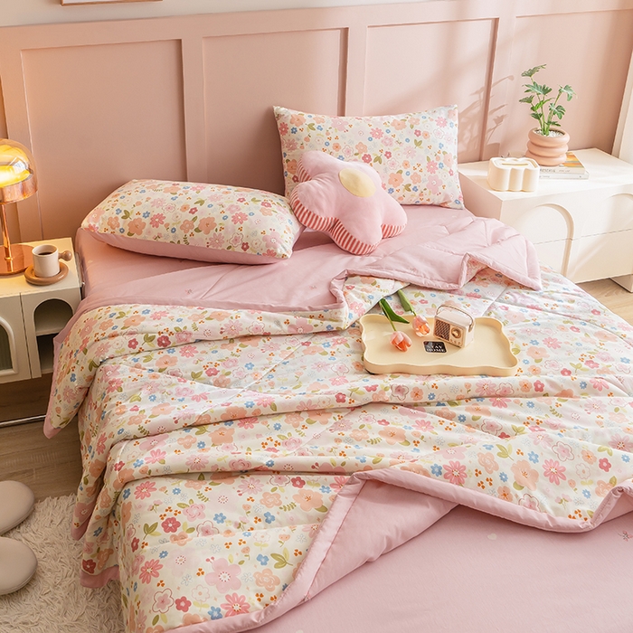 91家纺网 家纺一手货源 找家纺 暖阳 【同款地板价】2025年新款全棉印花棉花夏被四件套被子被芯 倾心之恋