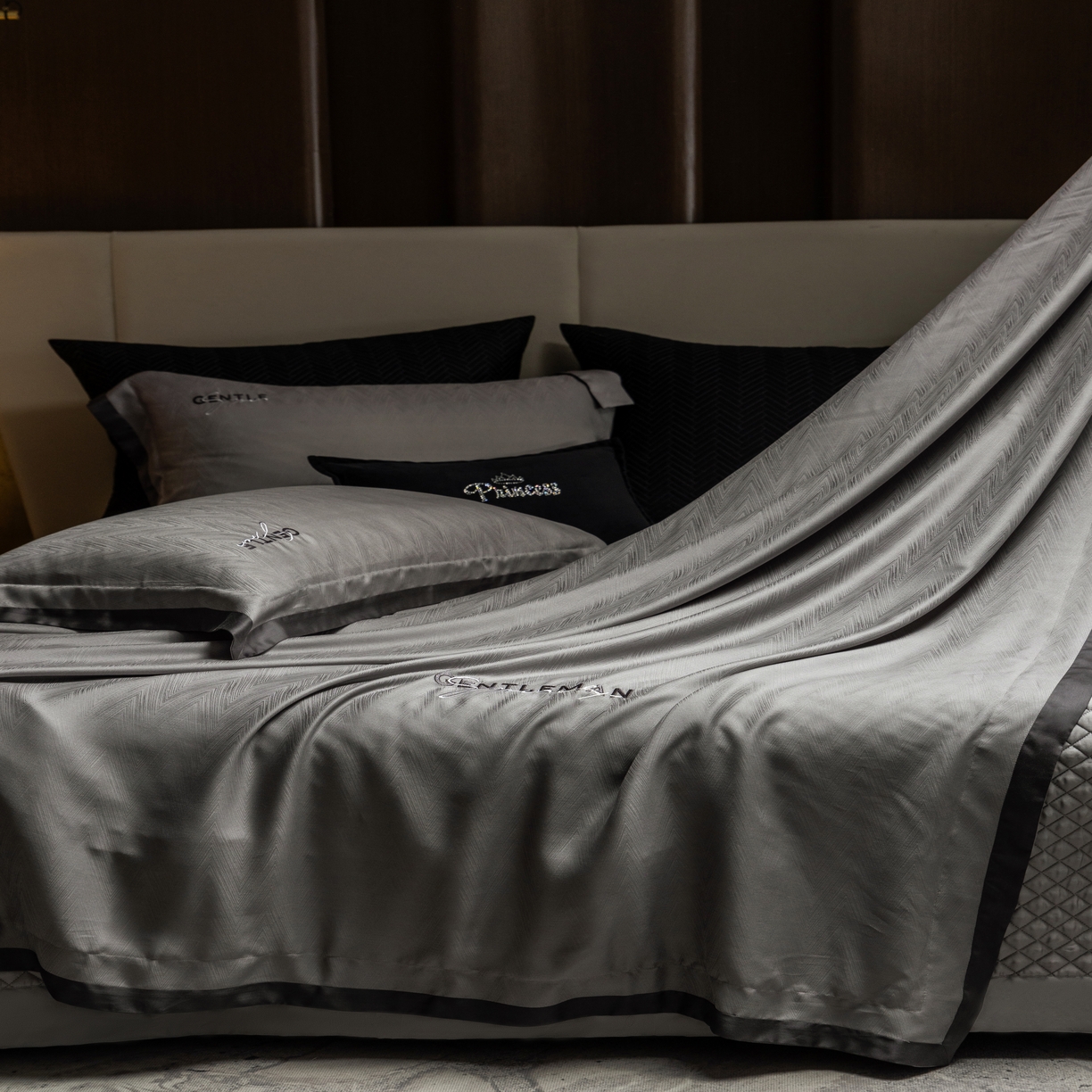 91家纺网 家纺一手货源 找家纺 时亿家居  2025新款80天丝提花床盖款夏被四件套 -晓雅系列 晓雅灰