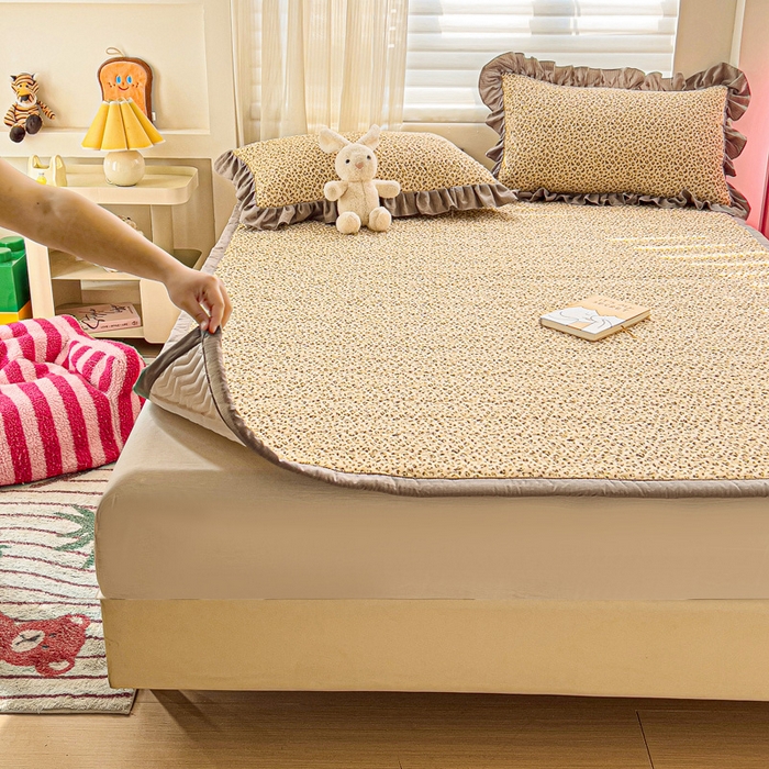 91家纺网 家纺一手货源 找家纺 纽缦家纺2025新款云感提花双层纱夹棉床垫 小豹纹