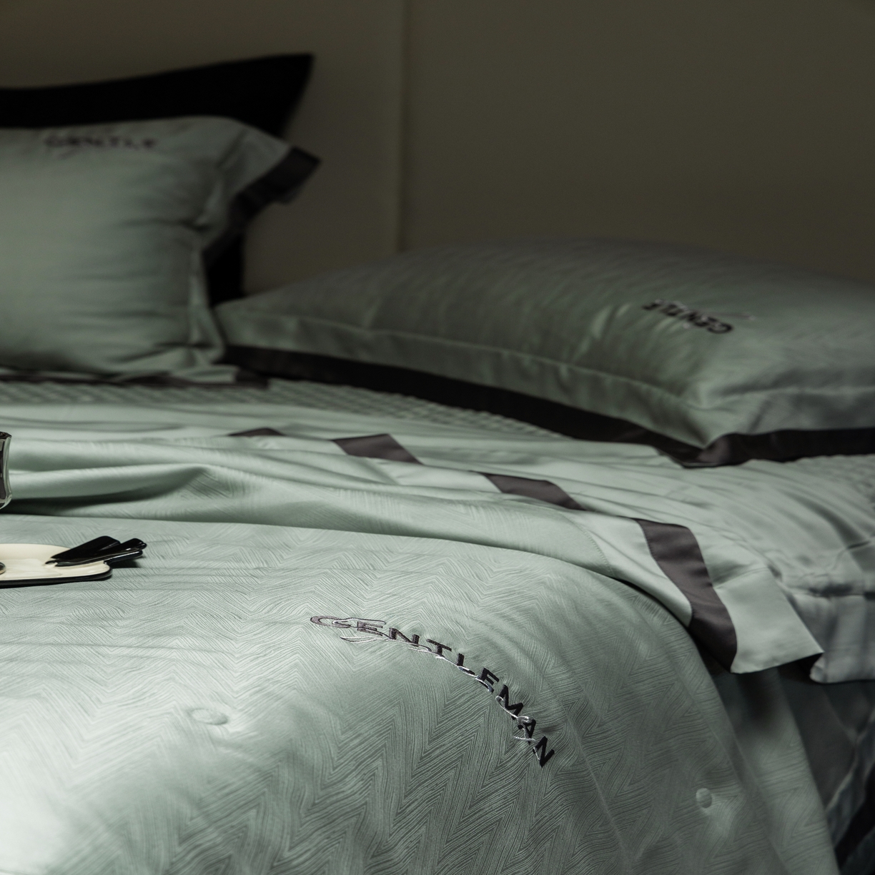 91家纺网 家纺一手货源 找家纺 时亿家居  2025新款80天丝提花床盖款夏被四件套 -晓雅系列 晓雅绿