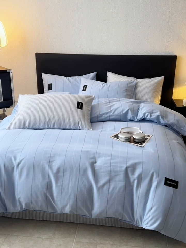 91家纺网 家纺一手货源 找家纺 简宜家居（朝初家纺） 2025新款简约纯棉四件套 轻羽蓝