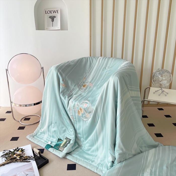 91家纺网 家纺一手货源 找家纺 优姿家纺 2025新款60S天丝绣花镂空夏被4 浅蓝色条纹