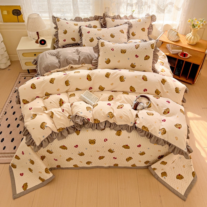 91家纺网 家纺一手货源 找家纺 纽缦家纺2025新款云感提花双层纱床盖韩版四件套 奇妙小熊米