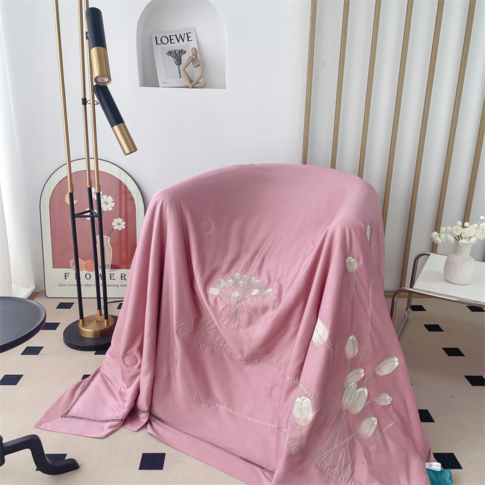 91家纺网 家纺一手货源 找家纺 优姿家纺 2025新款60S莱赛尔绣花镂空夏被2 粉色