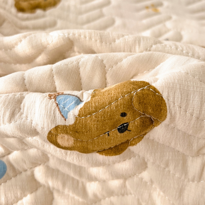 91家纺网 家纺一手货源 找家纺 2025云感提花双层纱加厚夹棉绗缝床盖 奇妙小熊米