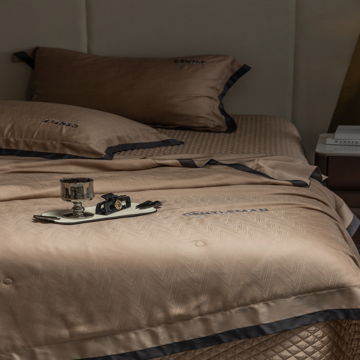 91家纺网 家纺一手货源 找家纺 时亿家居  2025新款80天丝提花床盖款夏被四件套 -晓雅系列 晓雅咖