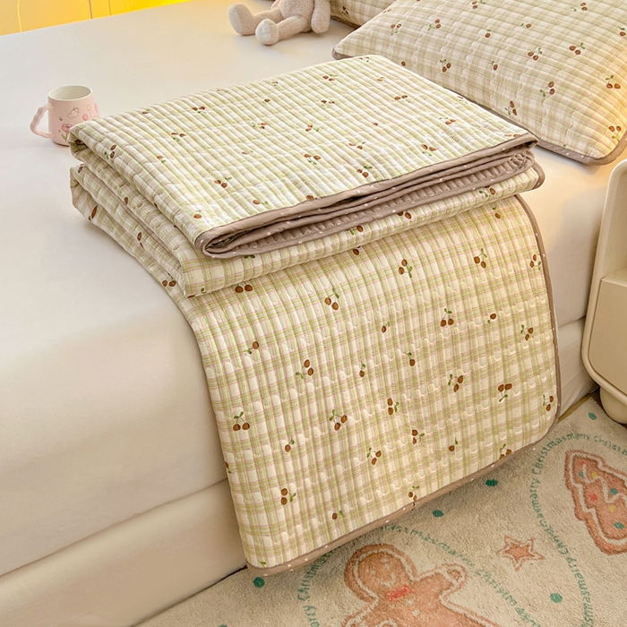 91家纺网 家纺一手货源 找家纺 雅萱家纺  2025新款双面全棉印花床盖三件套 格子樱桃