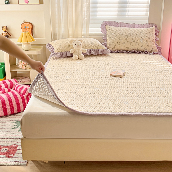 91家纺网 家纺一手货源 找家纺 纽缦家纺2025新款云感提花双层纱夹棉床垫 森田野园