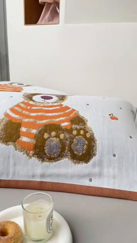 91家纺网 家纺一手货源 找家纺 爱港家纺 2025新款全棉纱布-萌宠治愈系列枕巾 樱桃熊52*75cm