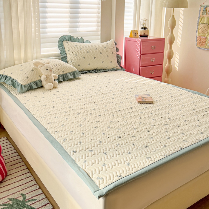 91家纺网 家纺一手货源 找家纺 纽缦家纺2025新款云感提花双层纱夹棉床垫 相思蓝