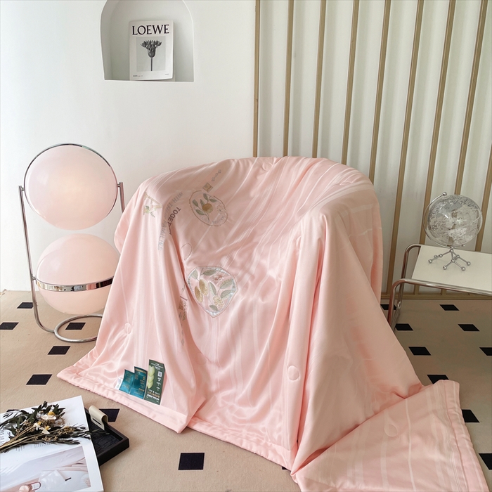 91家纺网 家纺一手货源 找家纺 优姿家纺 2025新款60S天丝绣花镂空夏被4 粉色