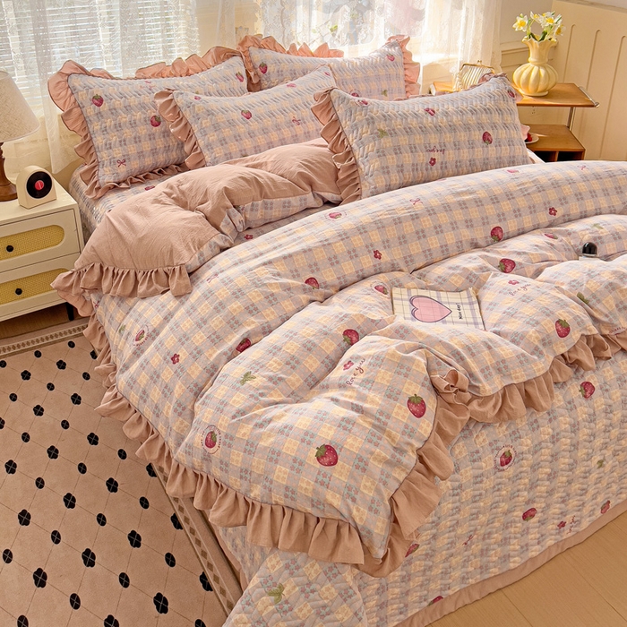 91家纺网 家纺一手货源 找家纺 纽缦家纺2025新款云感提花双层纱床盖韩版四件套 有草莓的地方