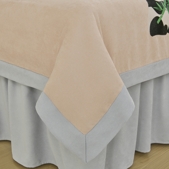 91家纺网 家纺一手货源 找家纺 不打烊家纺 2025新款贡缎绣花熊猫系列美容床罩 卡其色拼灰色