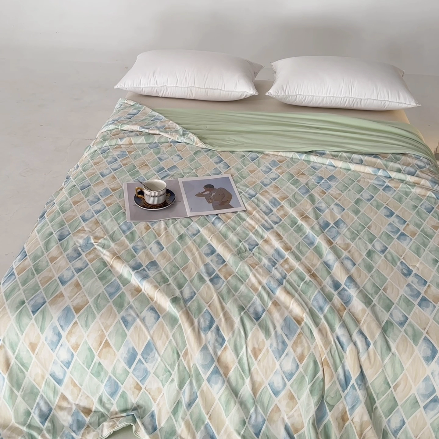 91家纺网 家纺一手货源 找家纺 睡棉坊2025新款数码印花高克重凉感丝夏凉被呱呱被10%大豆纤维填充带质检报告 媚格绿