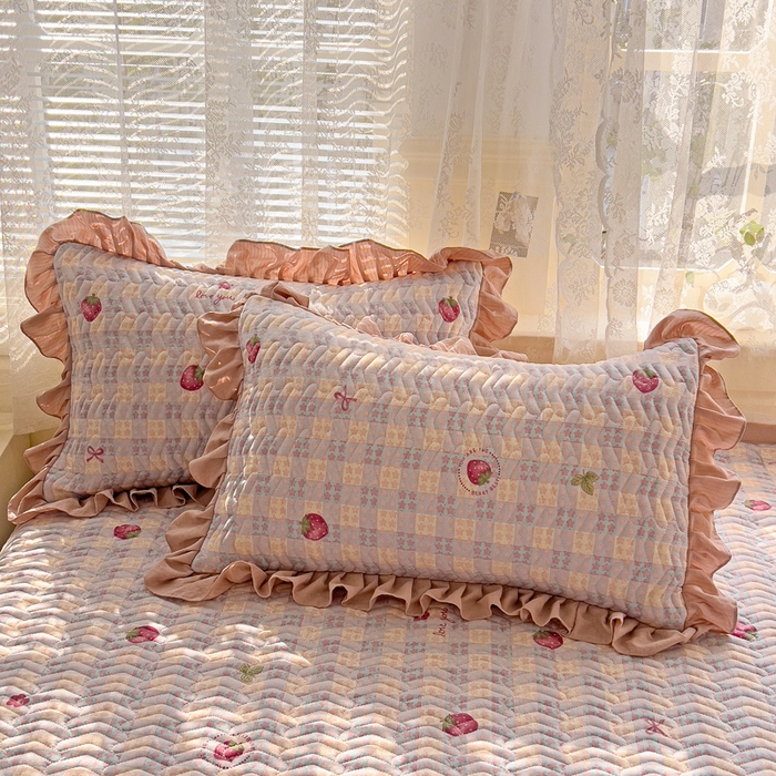 91家纺网 家纺一手货源 找家纺 2025云感提花双层纱加厚夹棉绗缝床盖 有草莓的地方