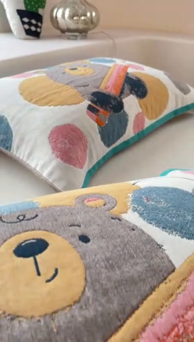 91家纺网 家纺一手货源 找家纺 爱港家纺 2025新款全棉纱布-萌宠治愈系列枕巾 铅笔熊52*75cm