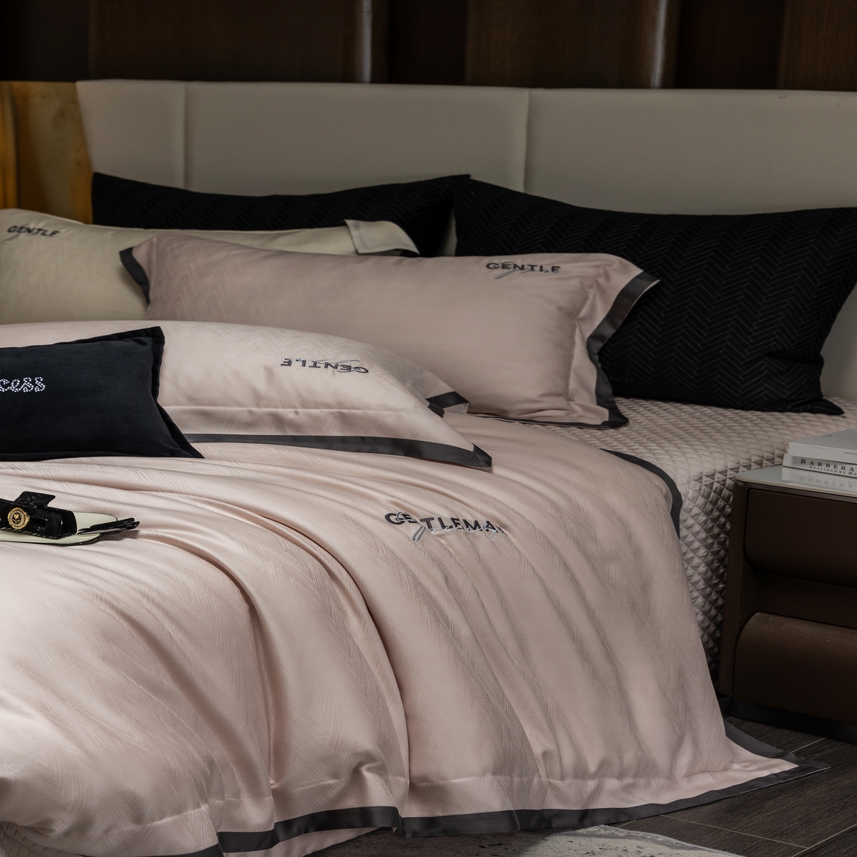 91家纺网 家纺一手货源 找家纺 时亿家居 2025新款80天丝提花床盖款四件套-晓雅系列 晓雅 粉