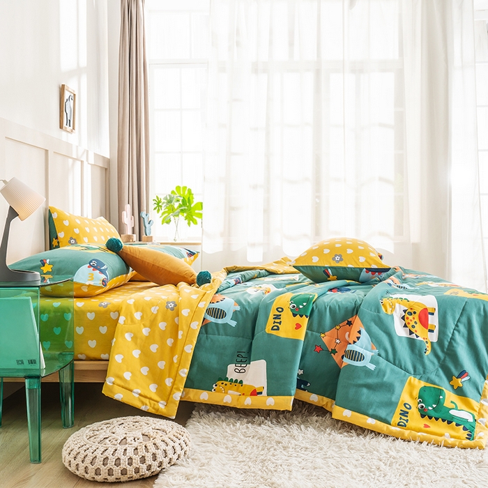 91家纺网 家纺一手货源 找家纺 暖阳 【同款地板价】2025年新款全棉印花棉花夏被四件套被子被芯 恐龙家族绿