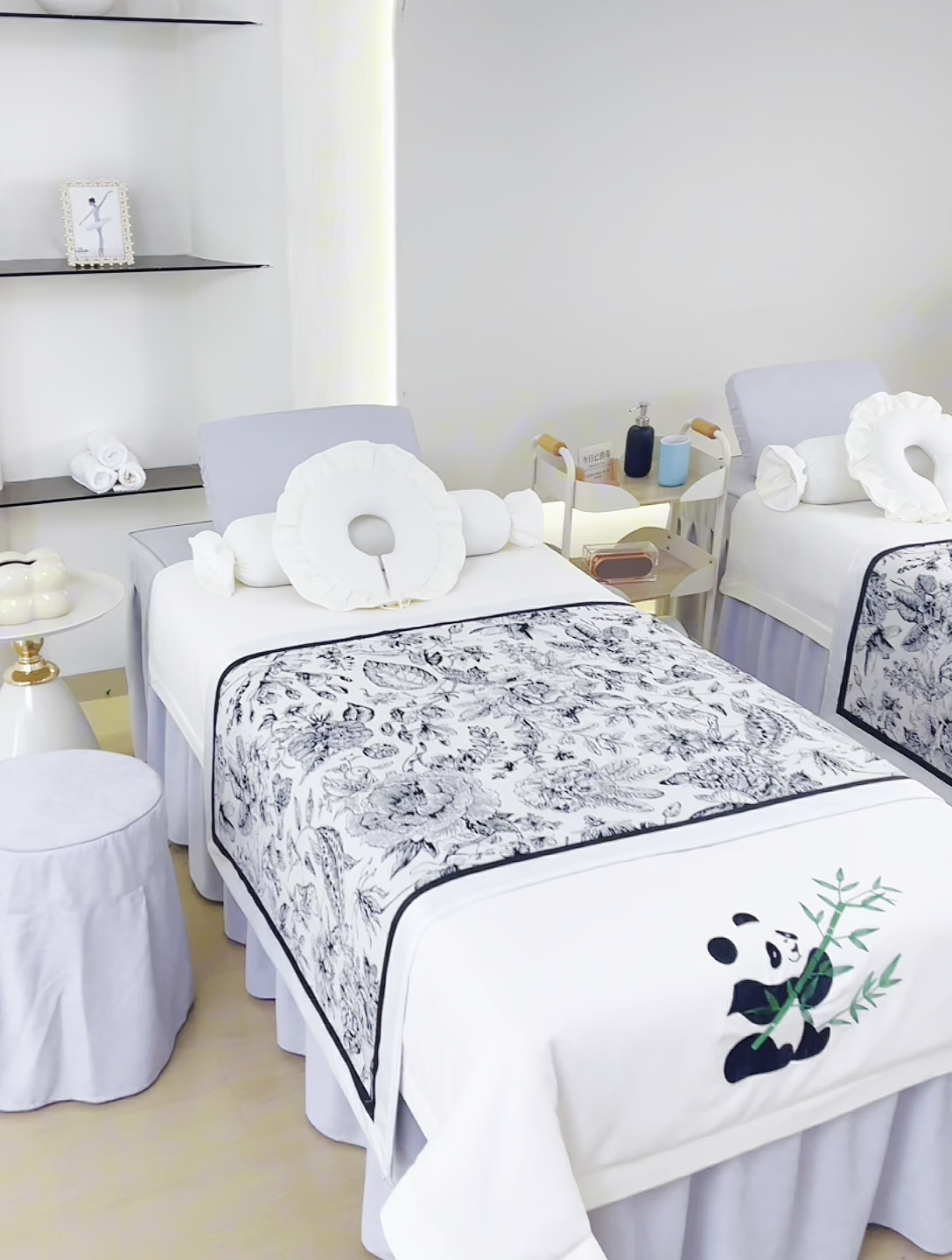 91家纺网 家纺一手货源 找家纺 不打烊家纺 2025新款贡缎绣花熊猫系列美容床罩 米白色拼灰色