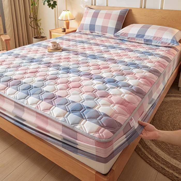 91家纺网 家纺一手货源 找家纺 雪云美2025新款A类全棉色织水洗棉夹棉床笠大豆床罩床垫保护套可定制 英伦 粉