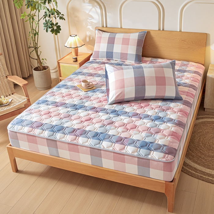 91家纺网 家纺一手货源 找家纺 雪云美2025新款A类全棉色织水洗棉夹棉床笠大豆床罩床垫保护套可定制 英伦 粉