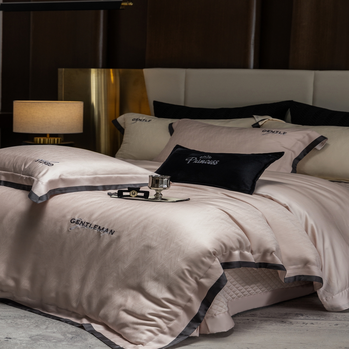 91家纺网 家纺一手货源 找家纺 时亿家居 2025新款80天丝提花床盖款四件套-晓雅系列 晓雅 粉