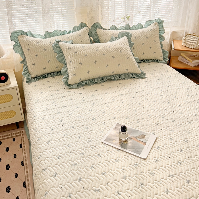 91家纺网 家纺一手货源 找家纺 2025云感提花双层纱加厚夹棉绗缝床盖 相思蓝