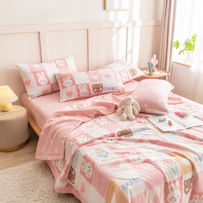 91家纺网 家纺一手货源 找家纺 暖阳 【同款地板价】2025年新款全棉印花棉花夏被四件套被子被芯 奶油兔红