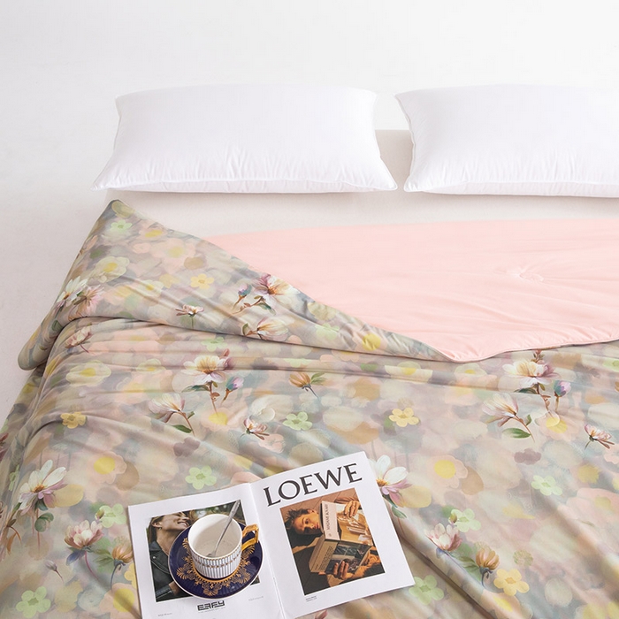 91家纺网 家纺一手货源 找家纺 睡棉坊2025新款数码印花高克重凉感丝夏凉被呱呱被10%大豆纤维填充带质检报告 静若繁花