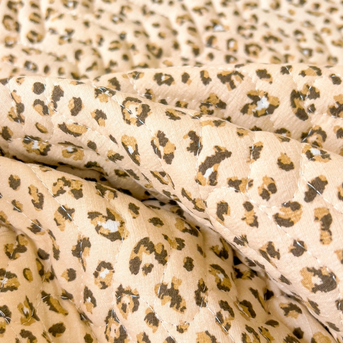 91家纺网 家纺一手货源 找家纺 2025云感提花双层纱加厚夹棉绗缝床盖 小豹纹