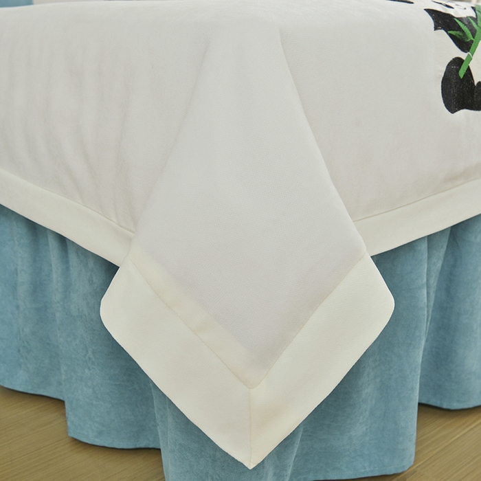 91家纺网 家纺一手货源 找家纺 不打烊家纺 2025新款贡缎绣花熊猫系列美容床罩 米白色拼绿色