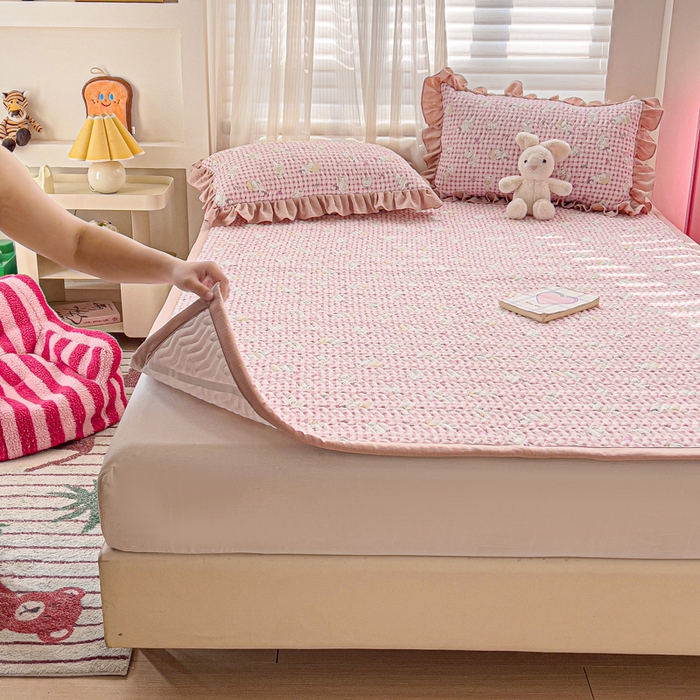 91家纺网 家纺一手货源 找家纺 纽缦家纺2025新款云感提花双层纱夹棉床垫 猫猫晚宴