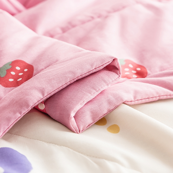 91家纺网 家纺一手货源 找家纺 暖阳 【同款地板价】2025年新款全棉印花棉花夏被四件套被子被芯 草莓熊宝