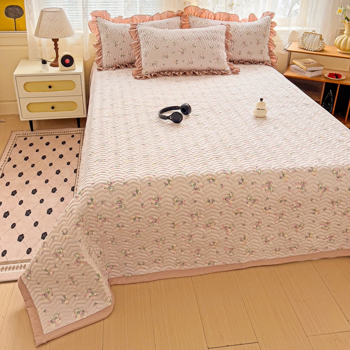 91家纺网 家纺一手货源 找家纺 2025云感提花双层纱加厚夹棉绗缝床盖 暗恋