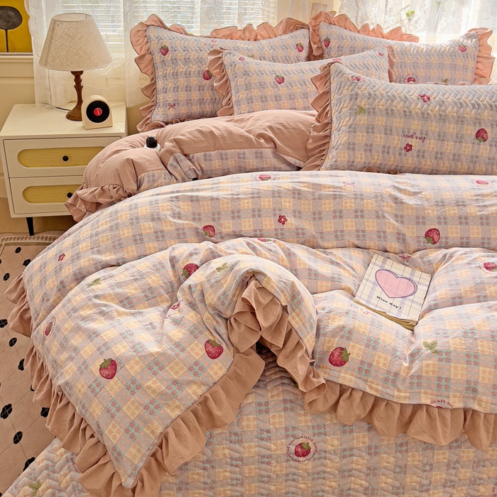 91家纺网 家纺一手货源 找家纺 纽缦家纺2025新款云感提花双层纱床盖韩版四件套 有草莓的地方