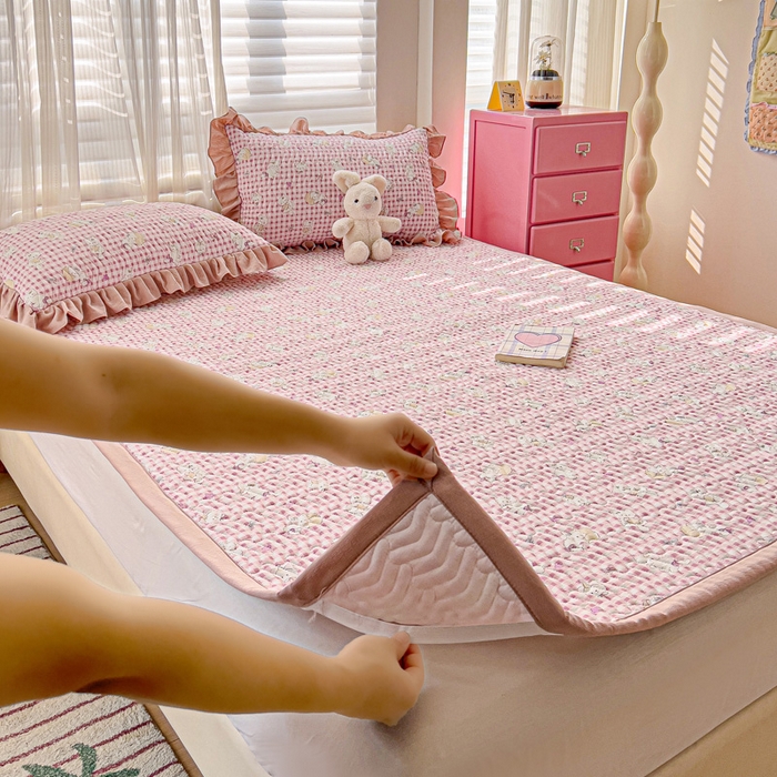 91家纺网 家纺一手货源 找家纺 纽缦家纺2025新款云感提花双层纱夹棉床垫 猫猫晚宴