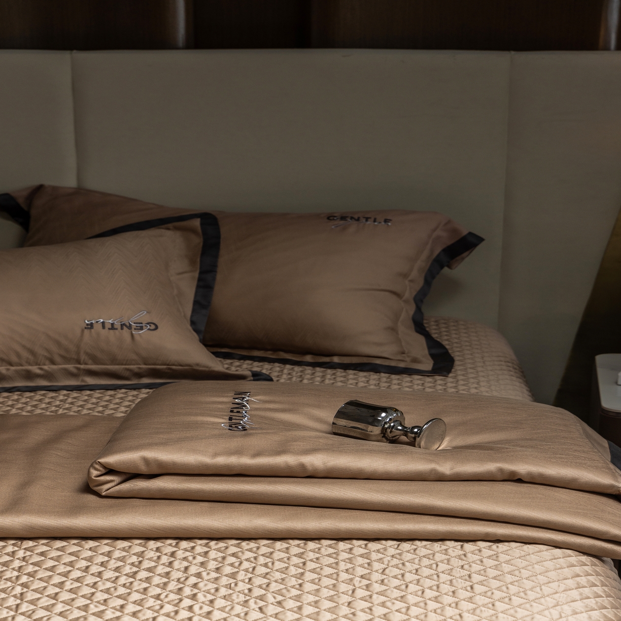 91家纺网 家纺一手货源 找家纺 时亿家居  2025新款80天丝提花床盖款夏被四件套 -晓雅系列 晓雅咖