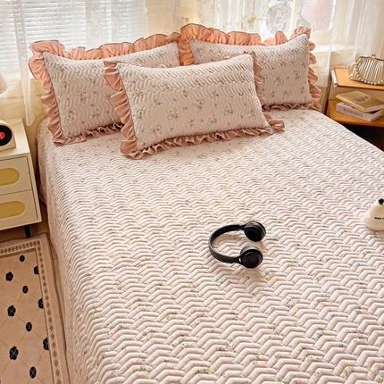 91家纺网 家纺一手货源 找家纺 （总）2025云感提花双层纱加厚夹棉绗缝床盖