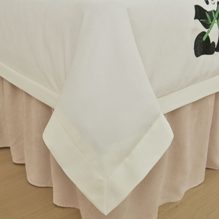 91家纺网 家纺一手货源 找家纺 不打烊家纺 2025新款贡缎绣花熊猫系列美容床罩 米白色拼卡其色